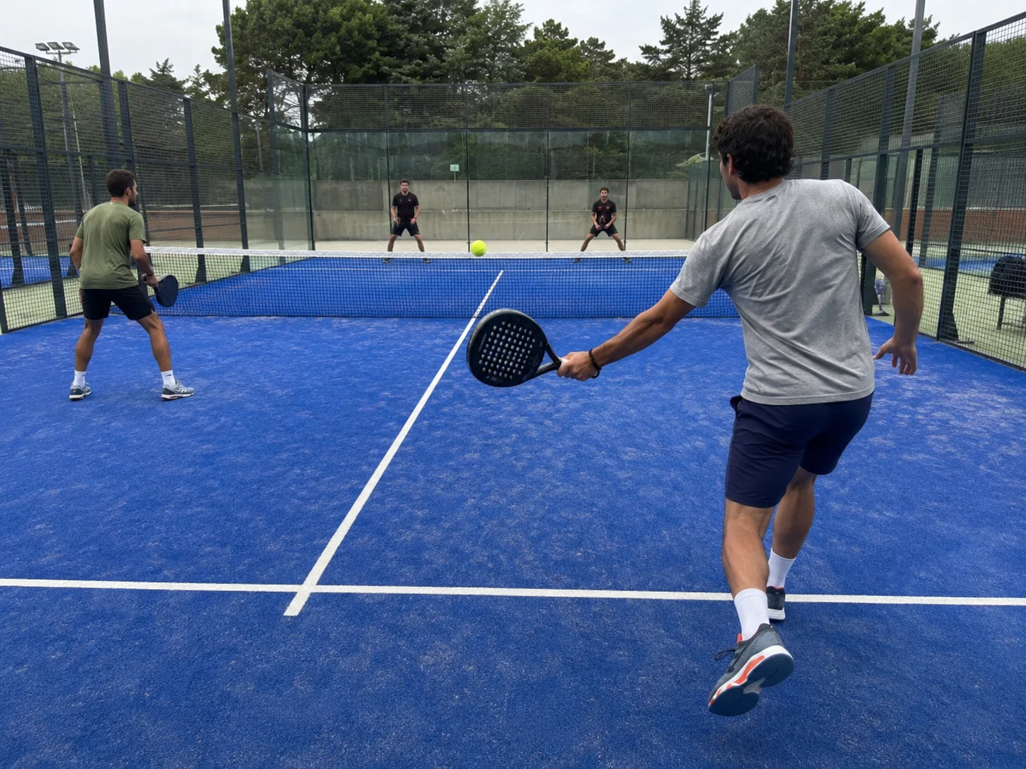 بازی Padel دونفره روی زمین فضای باز