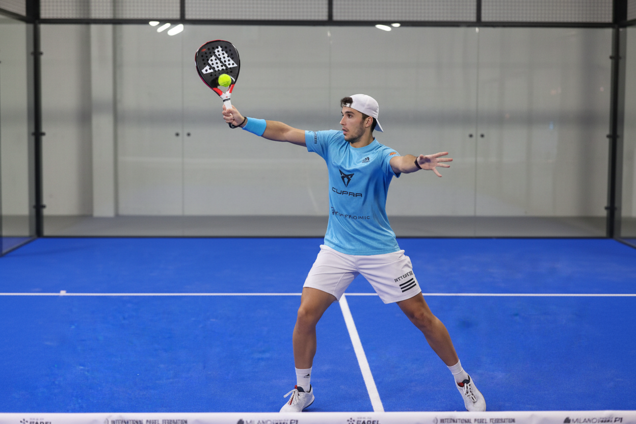 Игрок в падел выполняет бандеху, рука поднята над головой