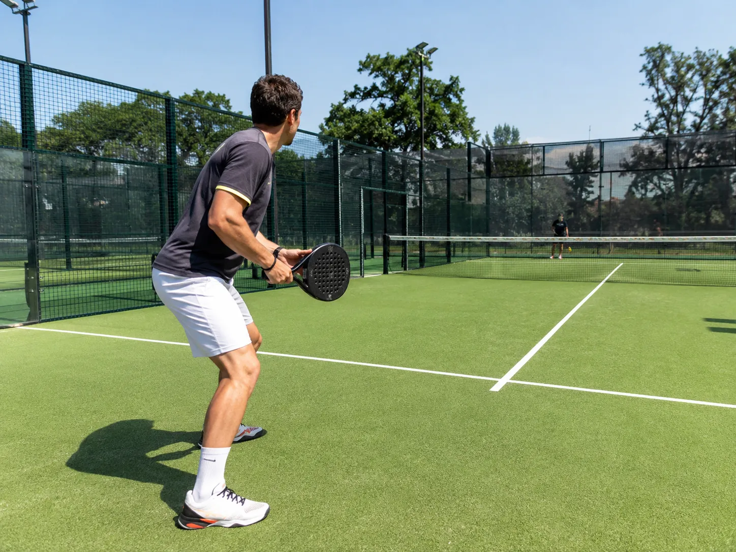 بازیکن Padel با پوشاک فنی روی زمین فضای باز